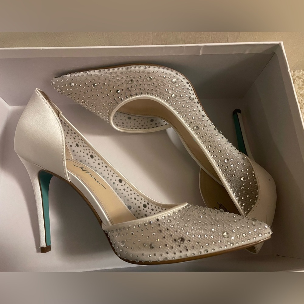 Never worn (besides to try on) Betsey Johnson size 8 pumps